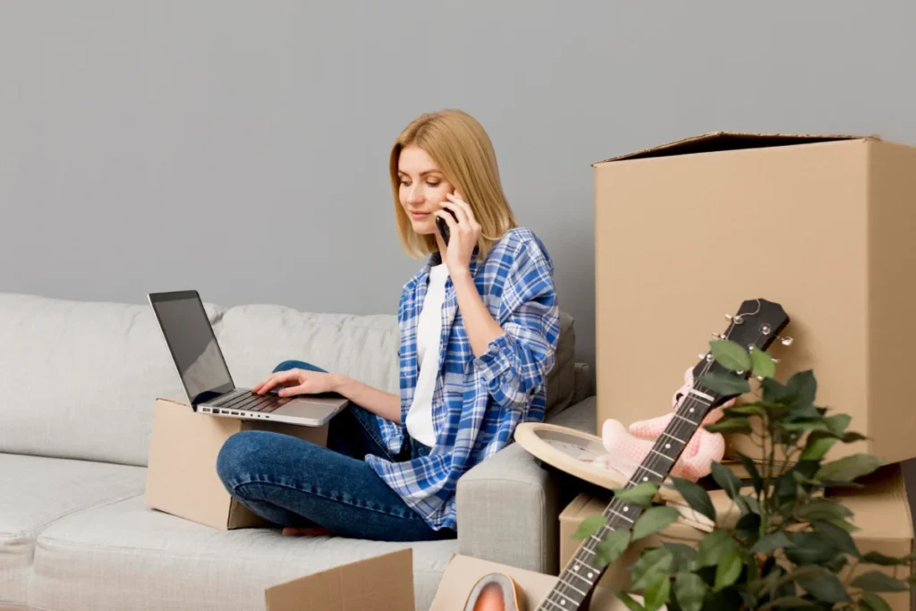 mulher sentada no sofá com notebook no colo e caixa em volta vendas online como começar