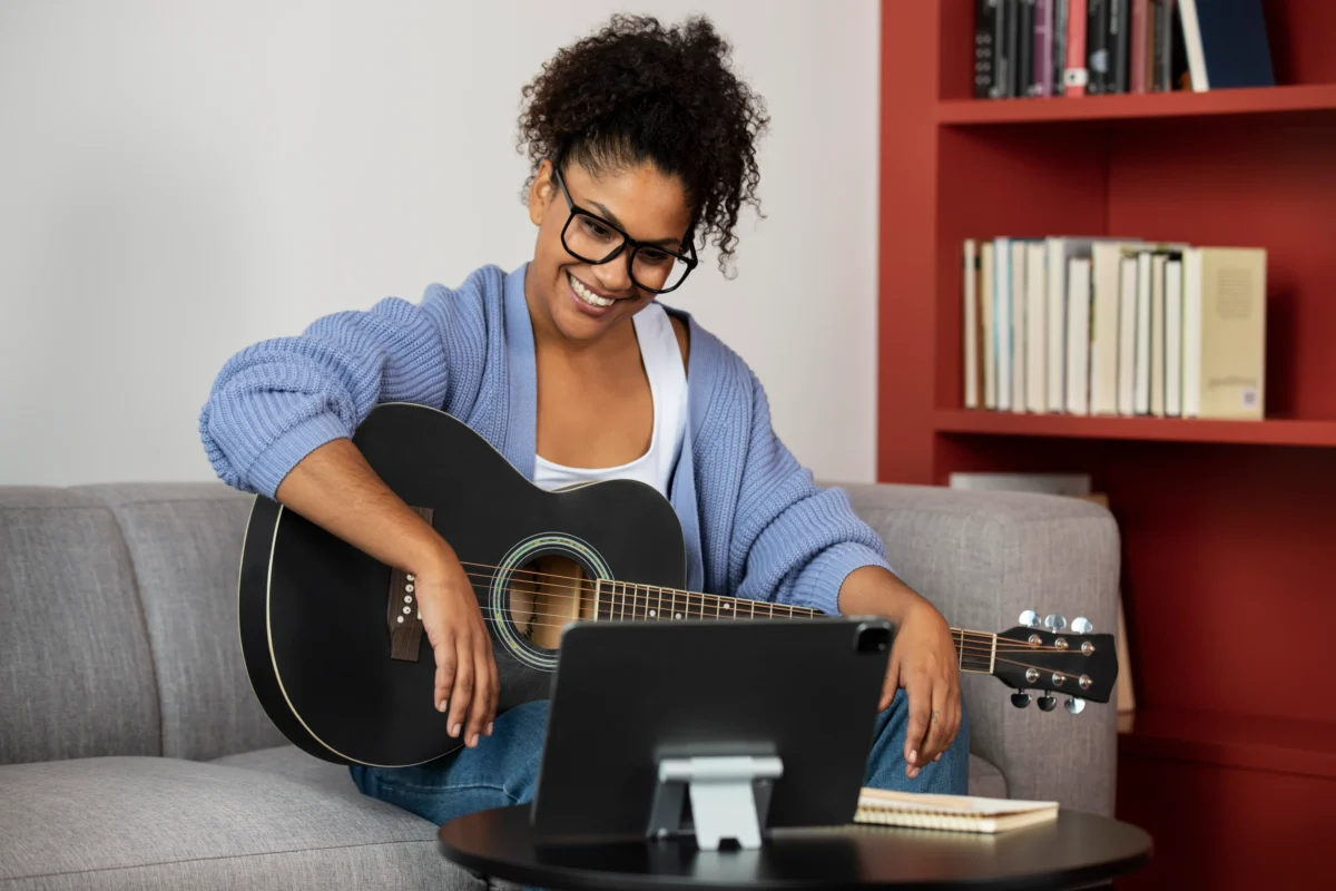 mulher dando aula de violão online - marketplace de serviços