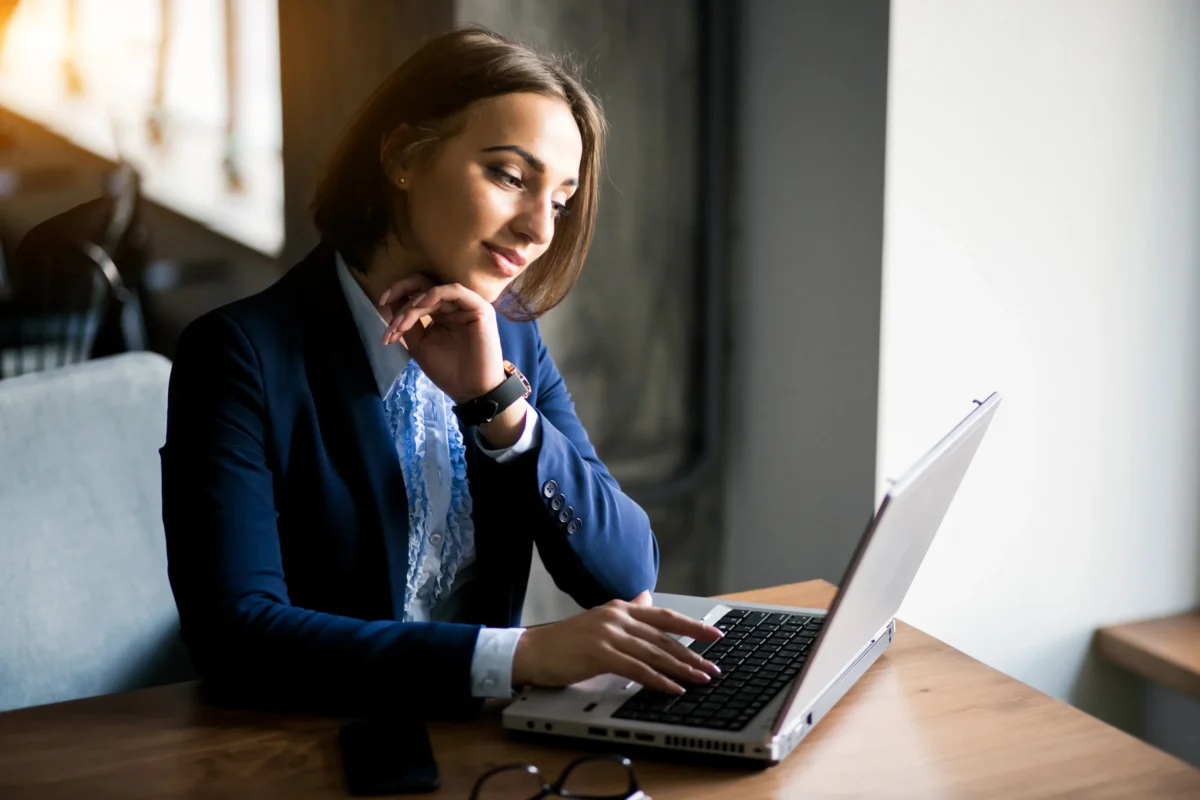 mulher de negócios bem vestida mexendo no computador - curso de marketplace